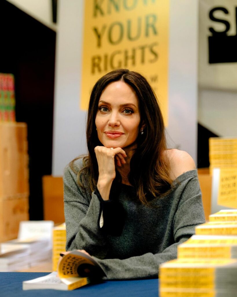 Angelina Jolie, dýky, záľuby
