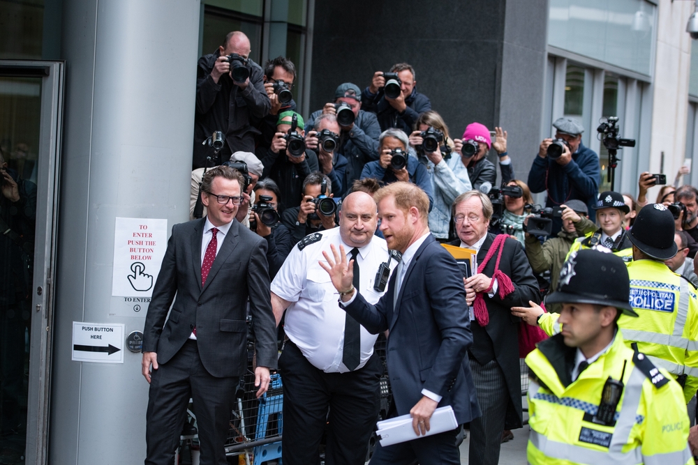 Princ Harry pred súdom, objektívmi paparazzov.