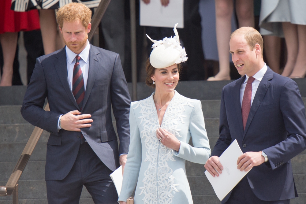 Princ Harry (naľavo) Kate Middleton, vojvodkyňa Kate ( v strede) Princ William (napravo).