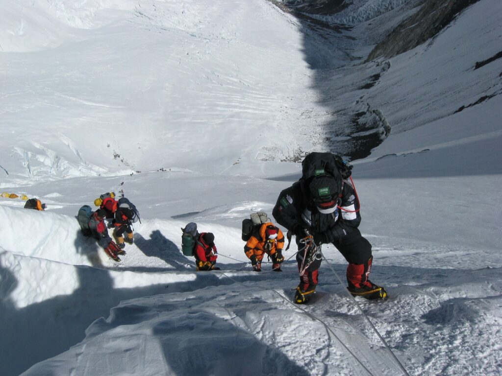 Horolezci lezú na Mount Everest.